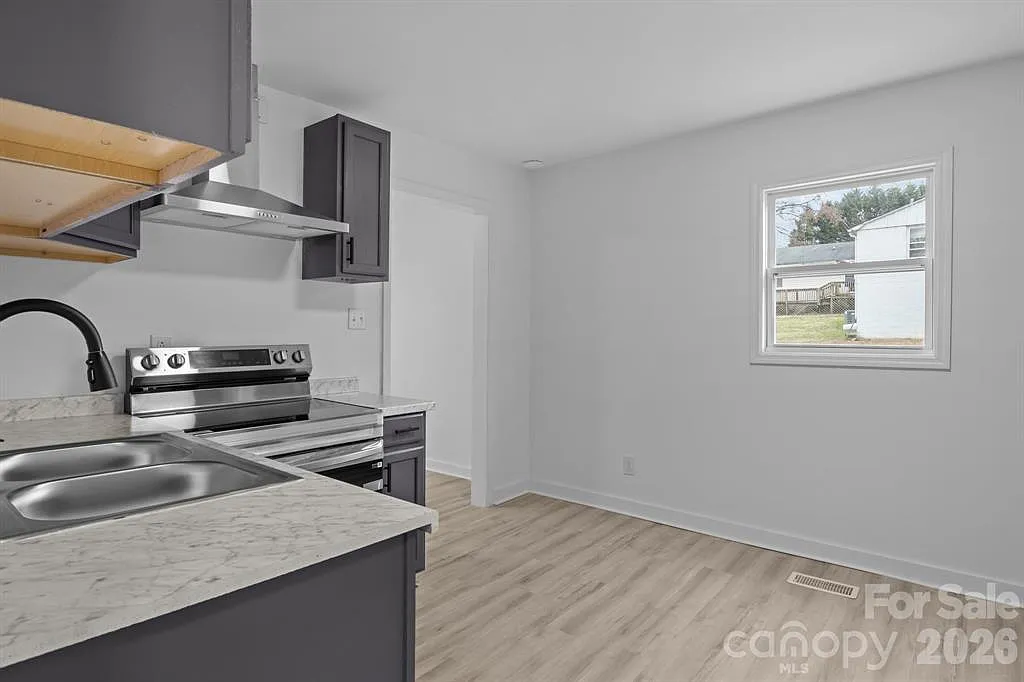 2 bed, 900 sqft, $1,300 — Photo 4