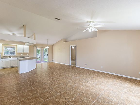 4th image of 300 NW 18th Ave