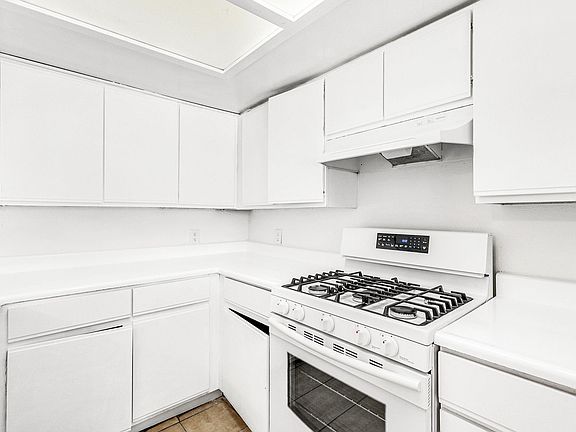5th image of 15603 Parthenia St APT 206