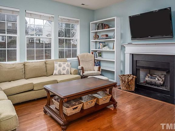 3rd image of 303 Five Pine Ct
