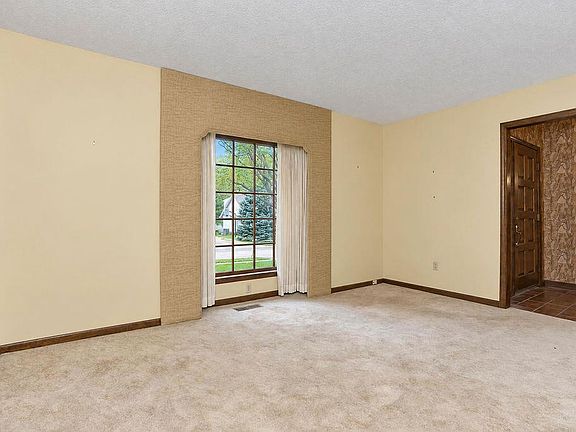 3rd image of 6719 Hauser Dr