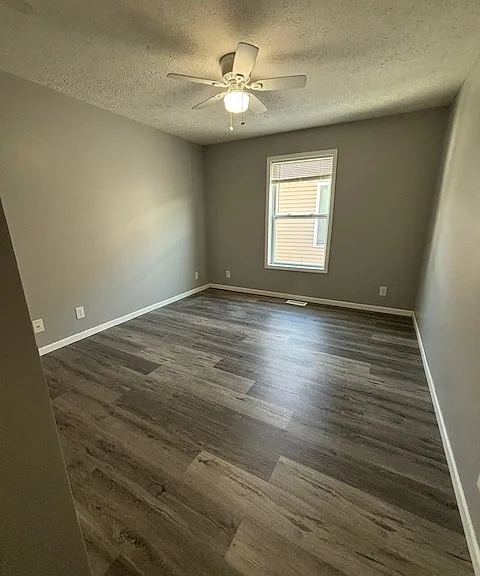 911 N Riverside Dr — Photo 10