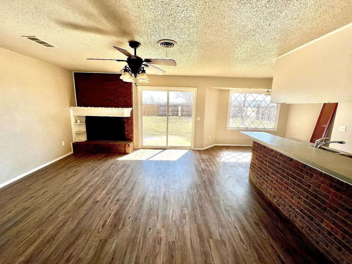 Great 3 bed 2 bath 1 car garage available now — Photo 2