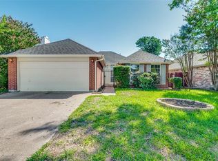 5209 Manhassett Dr, Arlington, TX 76018