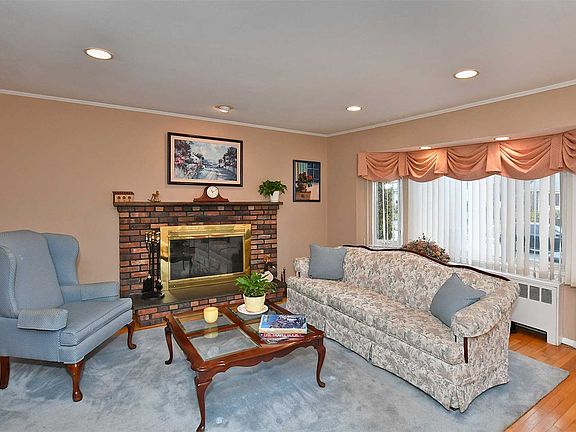 4th image of 15 Pickwick Dr W