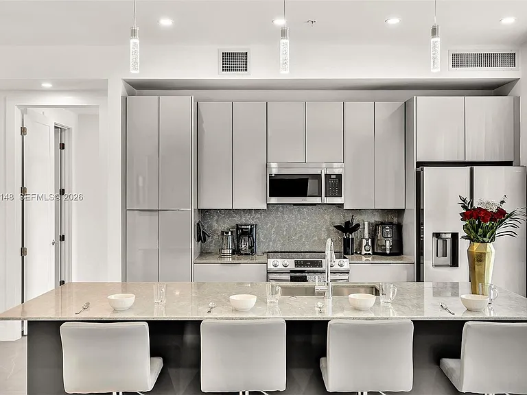 2100 Miami Rd #204 — Photo 5
