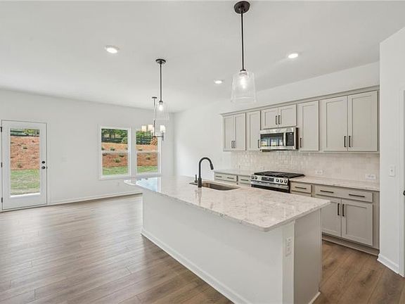 4th image of 522 Silverleaf Trl