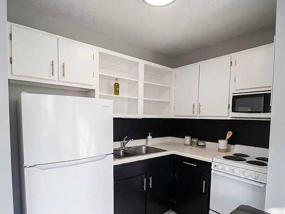 5th image of 1122 N Clark St APT 1607