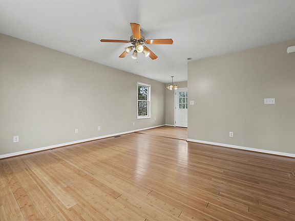 5th image of 399 Hillcrest Dr