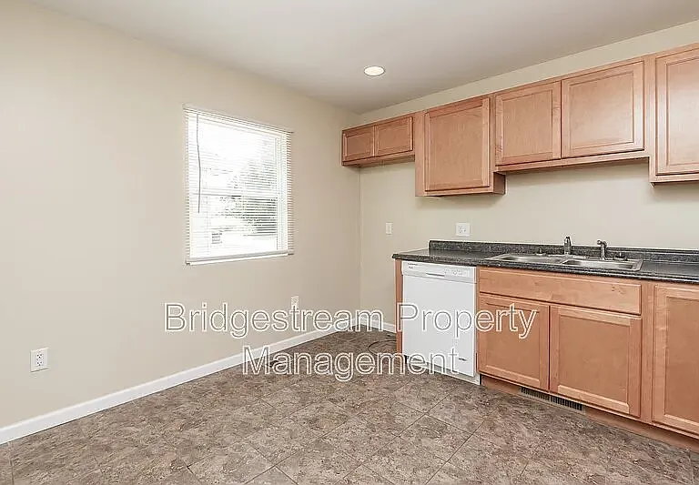 340 Walnut St — Photo 7