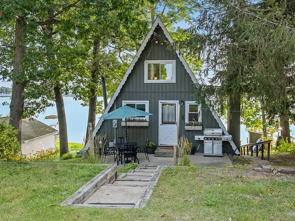 1099 E Hess Lake Dr, Grant, MI 49327