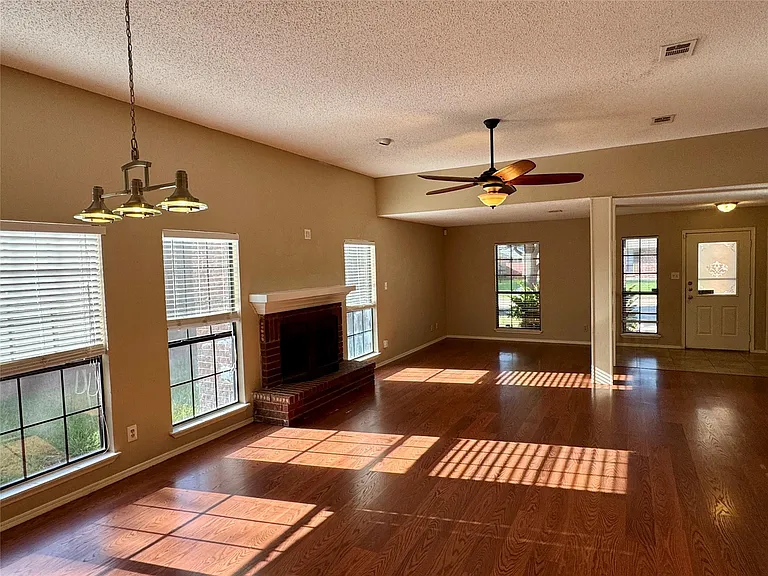 979 Mauve Dr — Photo 3