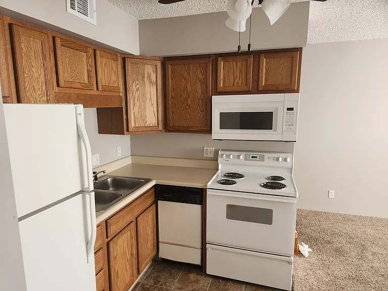 Pleasant Court Apartments — Photo 37