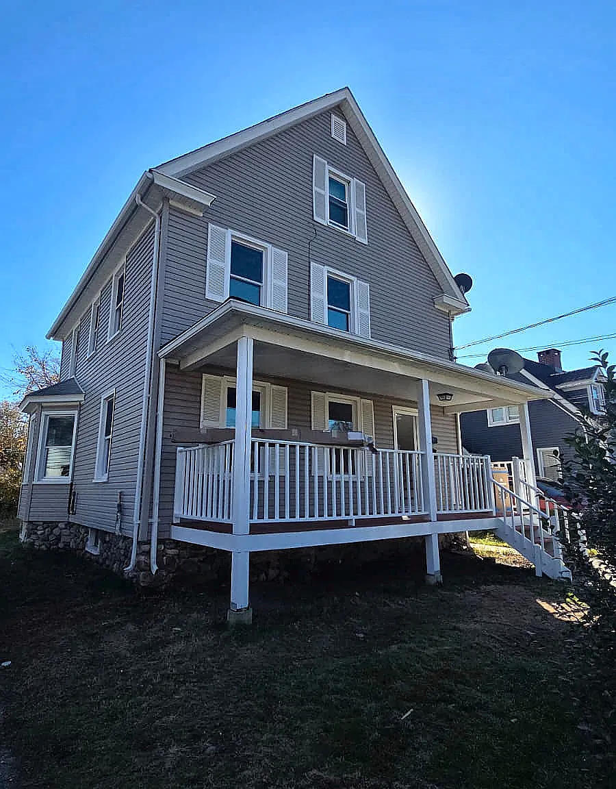 3 bed, 2.0 bath, 1912 sqft, $2,450 — Photo 2