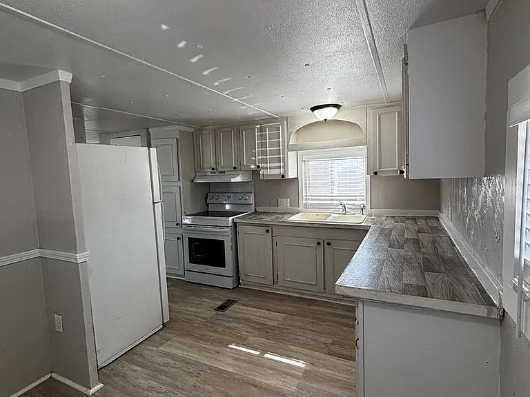 424 Lincoln St — Photo 9