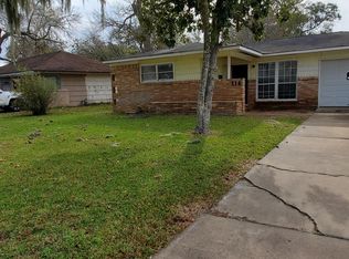 114 Chestnut St, Lake Jackson, TX 77566