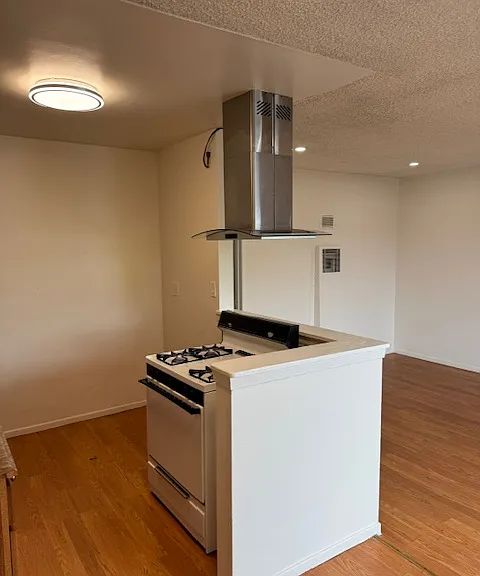 1226-1226 E Borchard Ave #7 — Photo 2