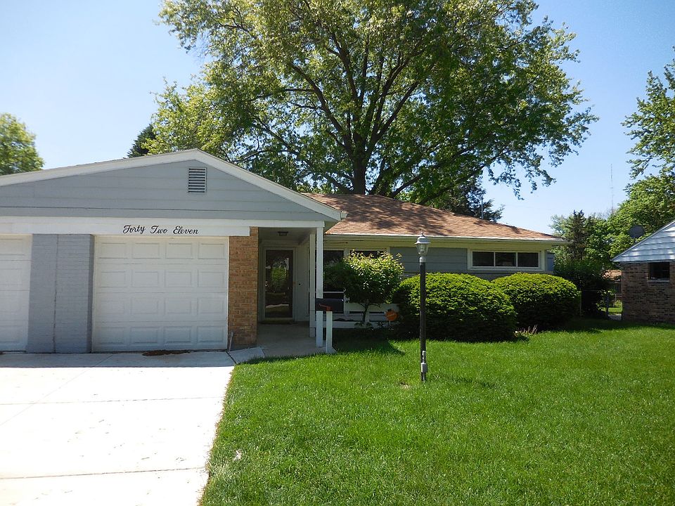 Street view, 2 attached garages