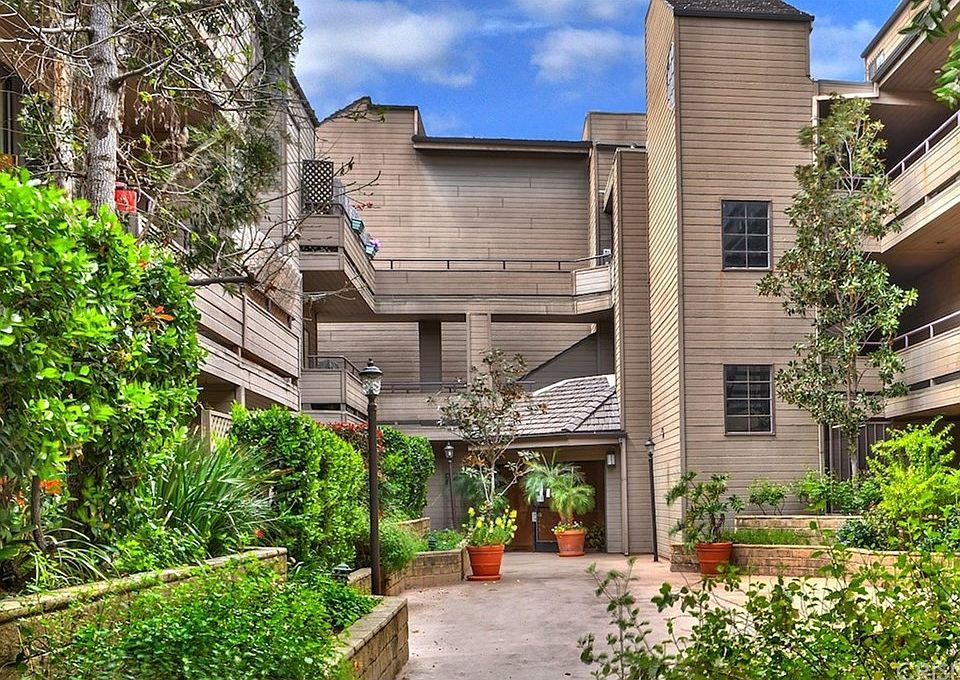 1st image of 13331 Moorpark St APT 225