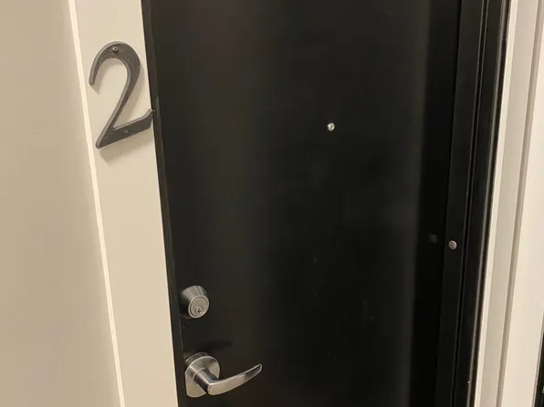 1143 Main St E #2, Hamilton, ON L8M 1P2