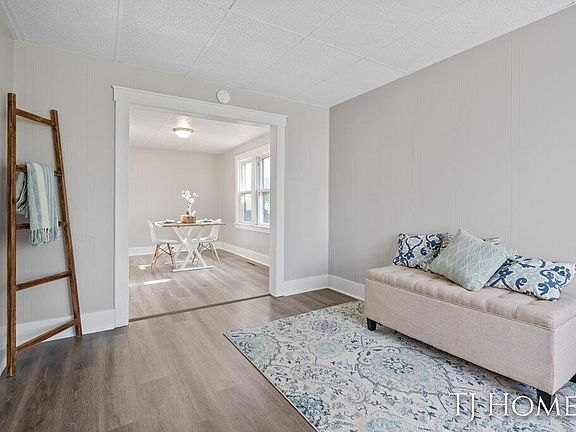 2nd image of 746 Marquette Ave
