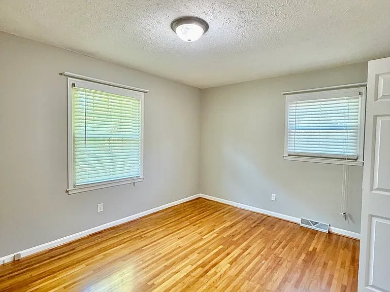 3339 Sutherland Dr — Photo 15