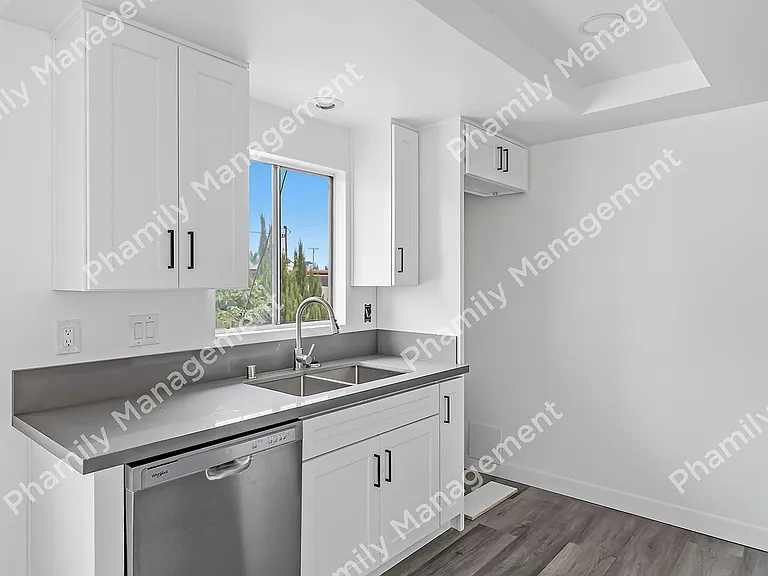 4533 Ellis Ln #B — Photo 6