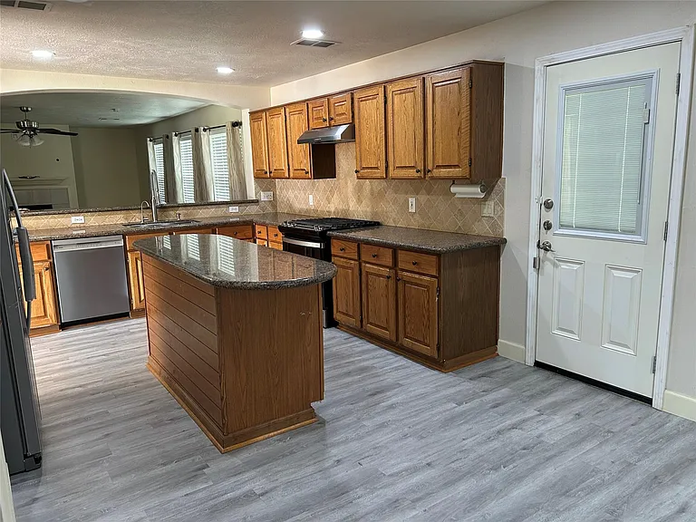 6005 Chatham Woods Dr — Photo 8