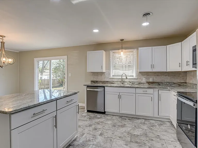 1202 Oakdale Rd — Photo 10