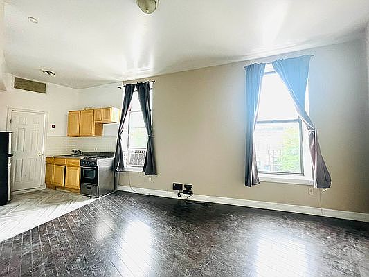 2nd image of 533 Washington Ave APT 1