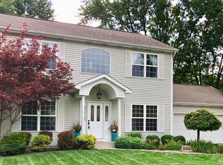 2044 Deerfield Dr NW, Grand Rapids, MI