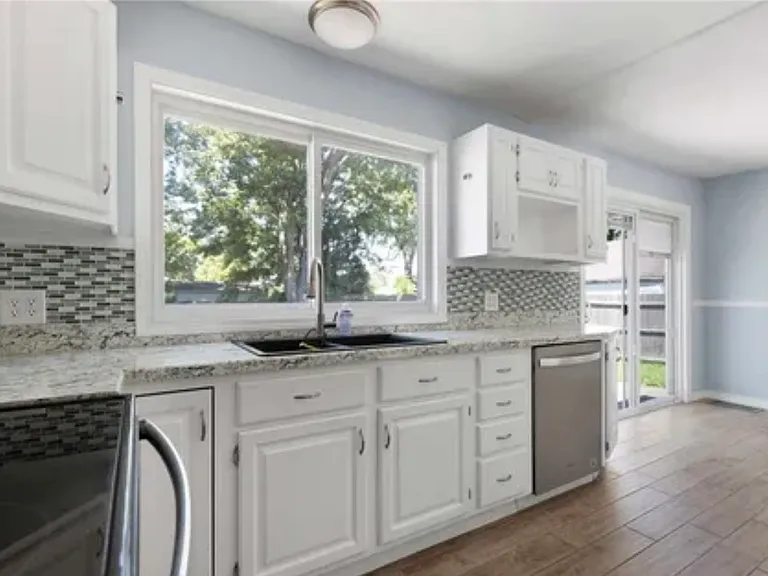 16 Wellington Rd — Photo 3
