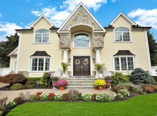 6 Stan Ct, Old Bethpage, NY 11804