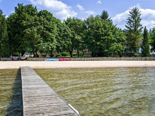 1486 S Lakeshore Dr, Lake City, MI 49651