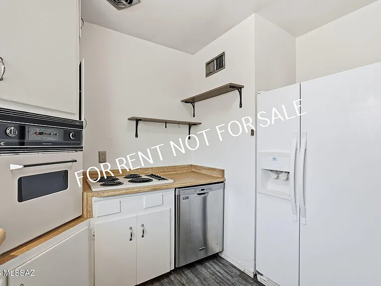 5626 E 4th St — Photo 13
