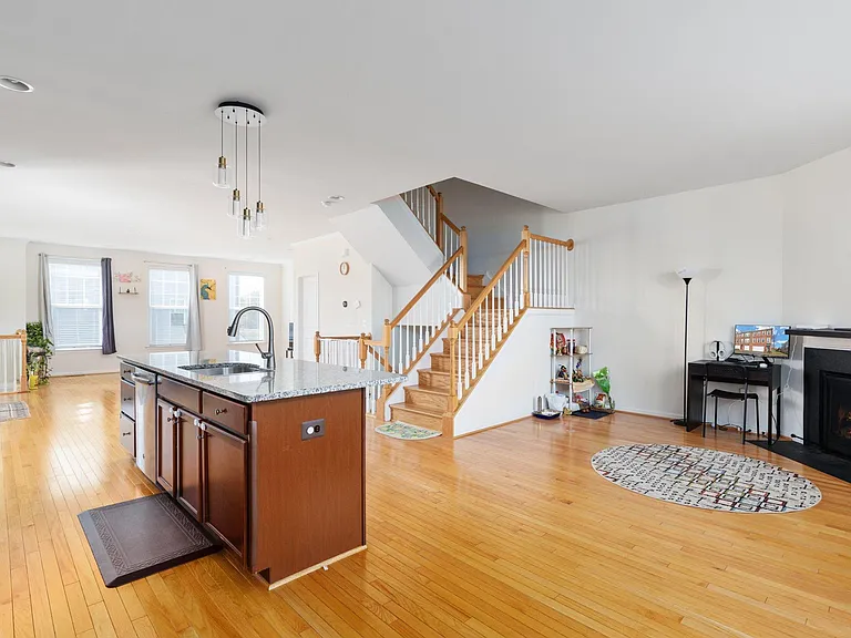 42304 Lancaster Woods Sq — Photo 14