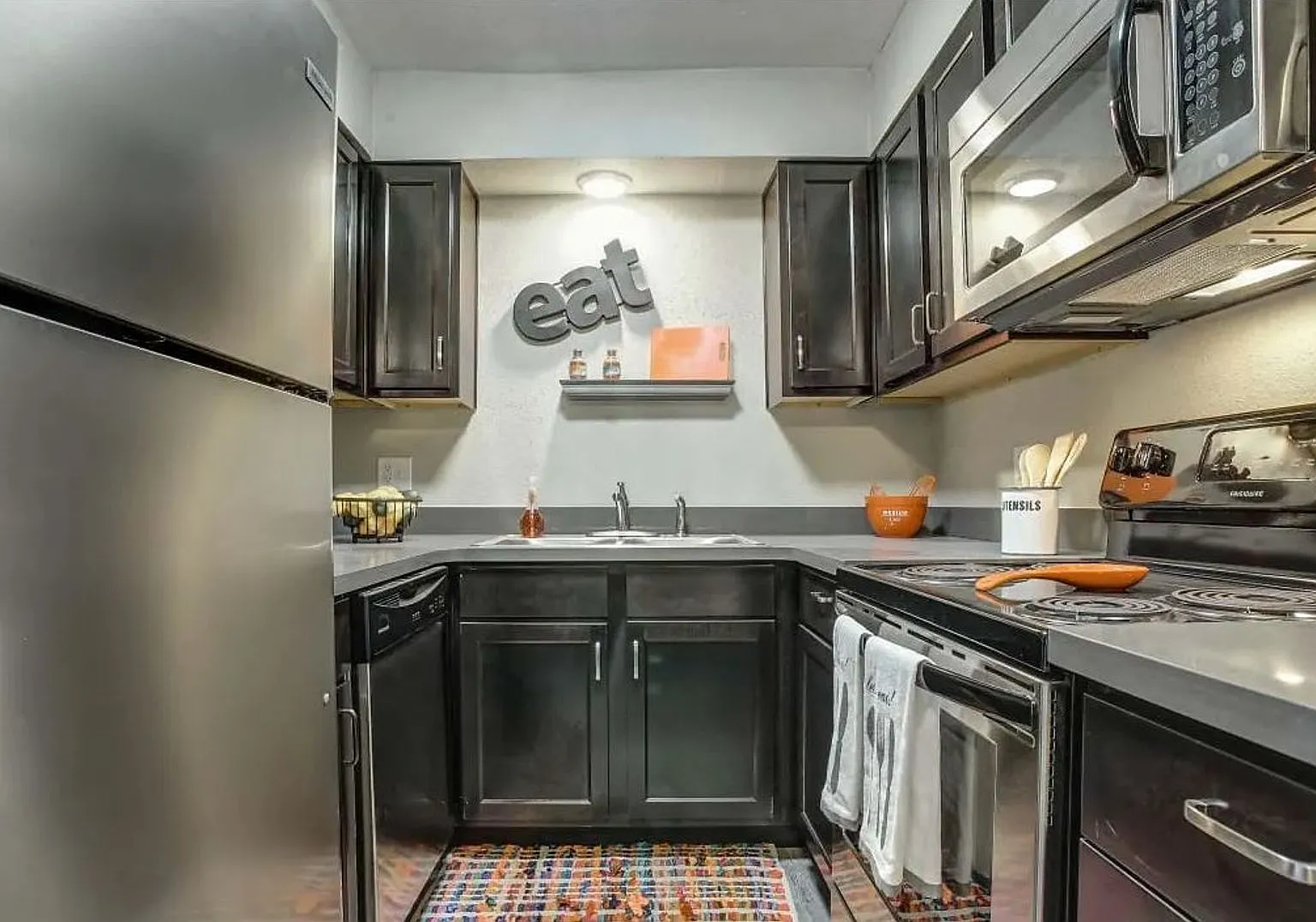 Charleston Apartments — Photo 3
