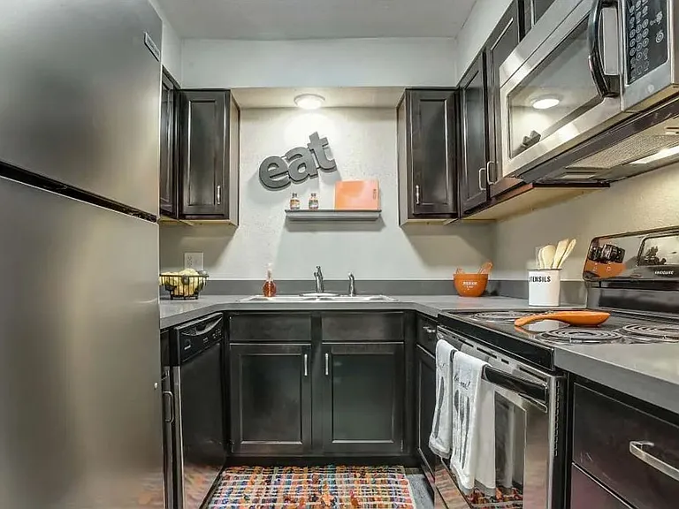 Charleston Apartments — Photo 3