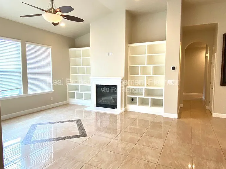 5801 W Chennault Ave — Photo 3