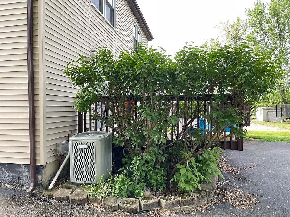 2nd image of 951 N Brainard St