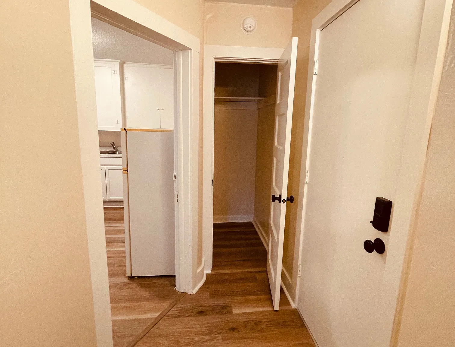 Studio, 400 sqft, $800 — Photo 2