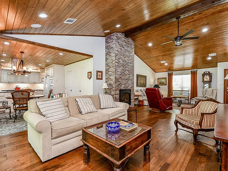 922 Chantilly Ln — Photo 10