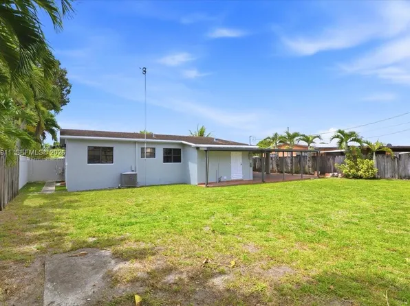 687 W 39th Pl, Hialeah, FL 33012