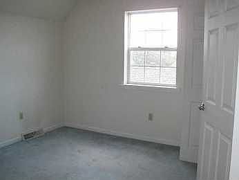 3rd image of 25 Haverford Cir