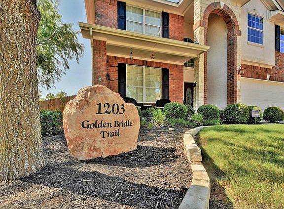 3rd image of 1203 Golden Bridle Trl