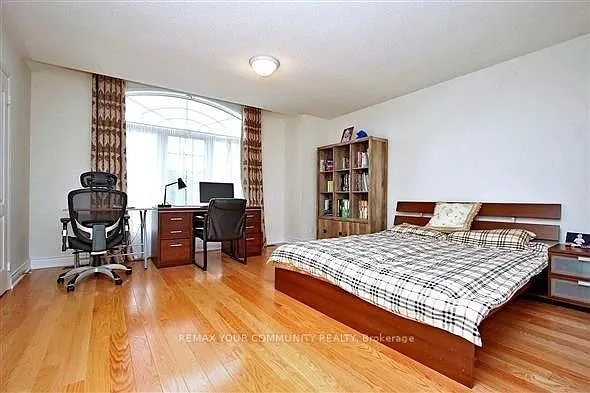 33 Golden Oak Ave — Photo 13