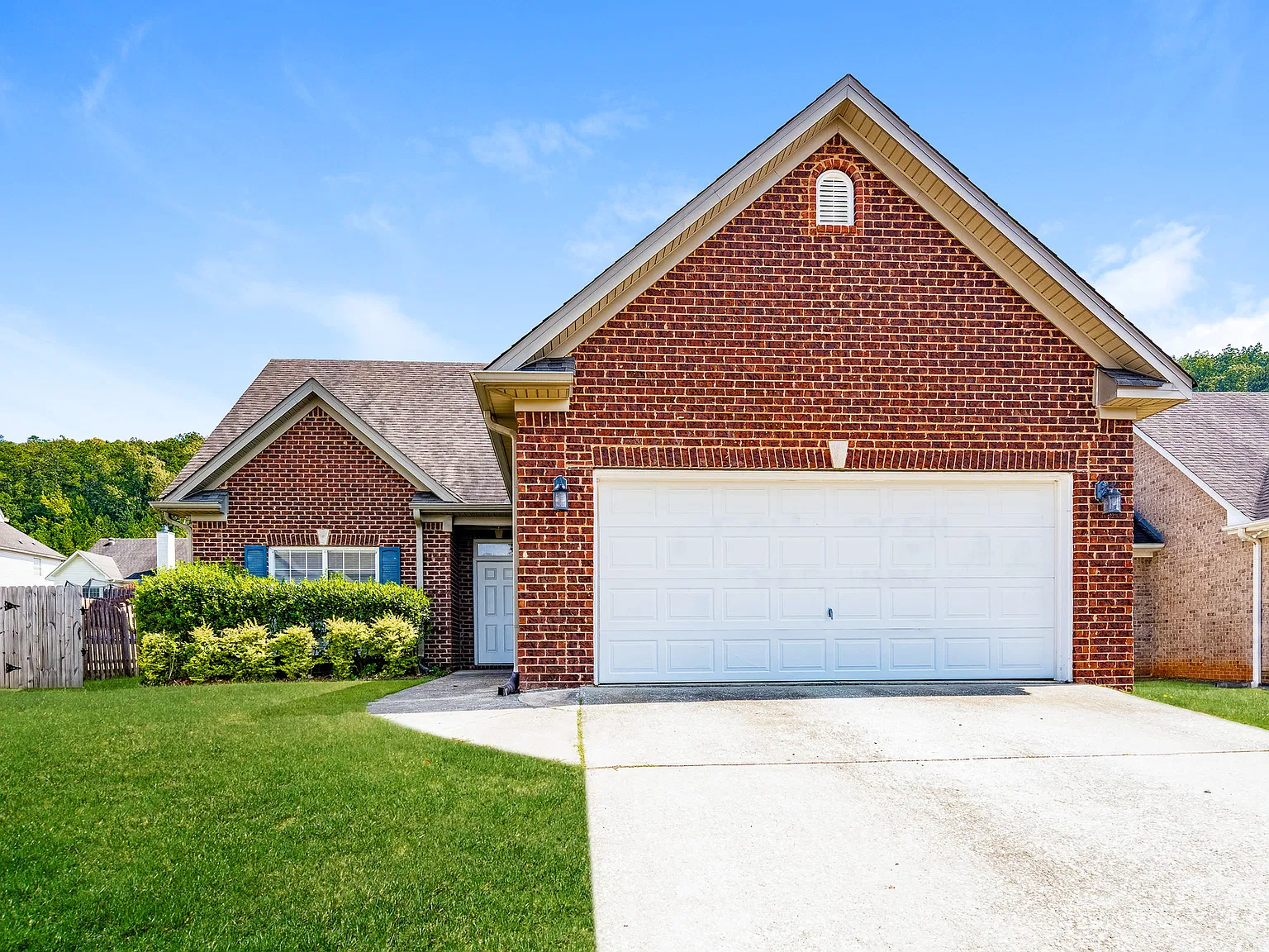 3 bed, 2.0 bath, 1279 sqft, $1,645 — Photo 1