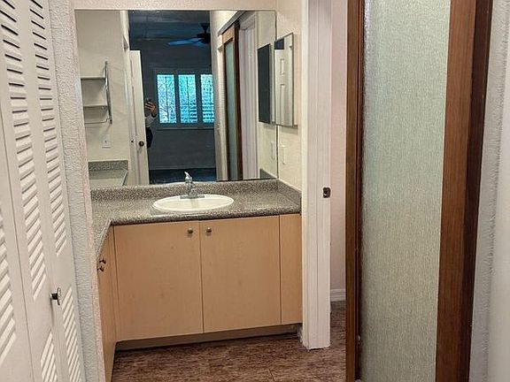 4th image of 360 Crestwood Blvd S