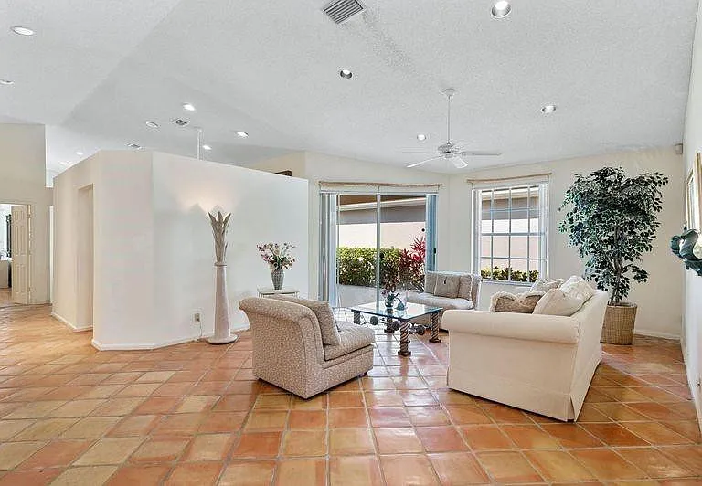 8170 Hampton Wood Dr — Photo 3