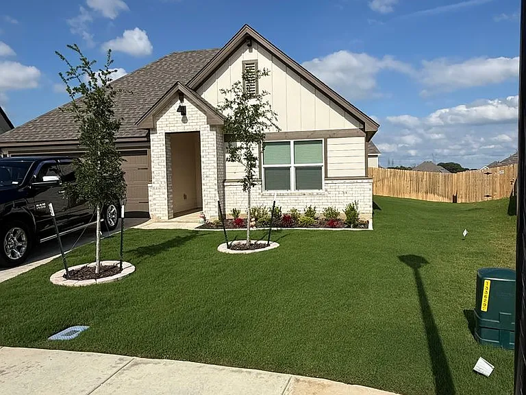 146 Ellenora Dr — Photo 1